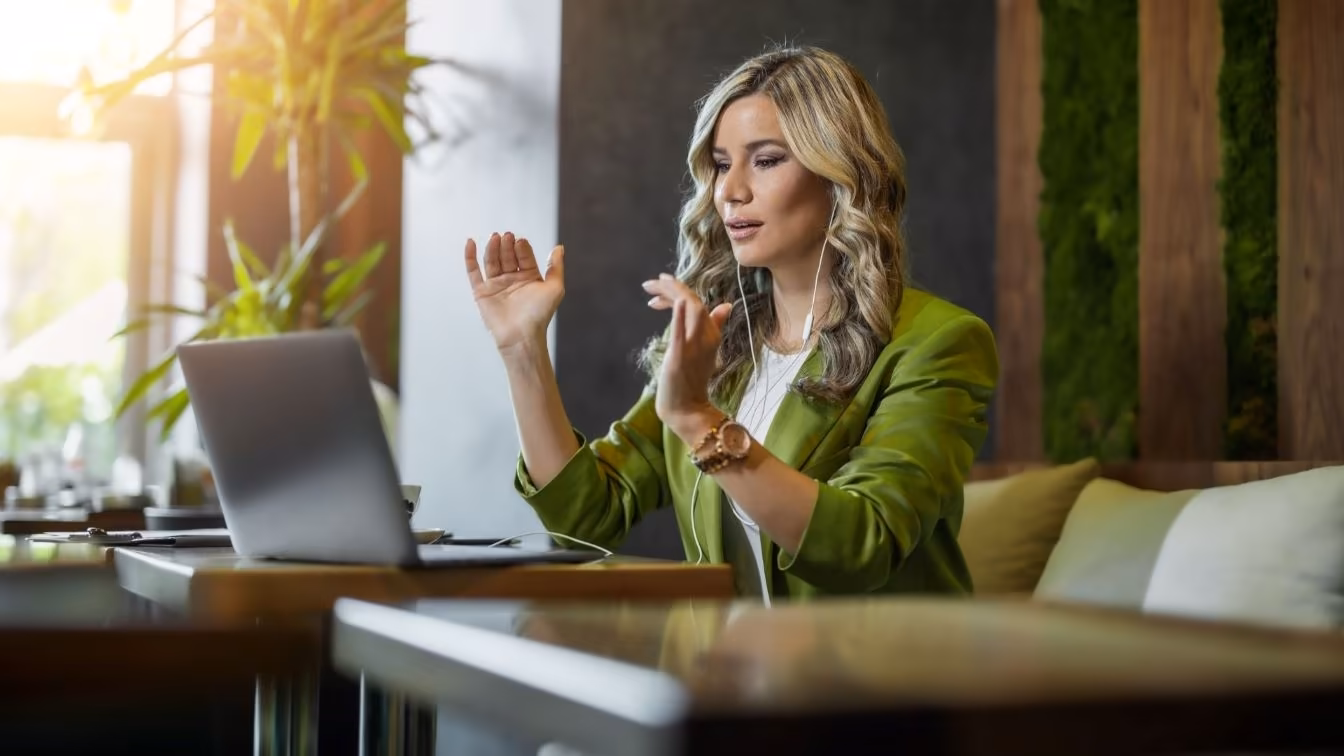 Online Meeting mit KI-Transkription