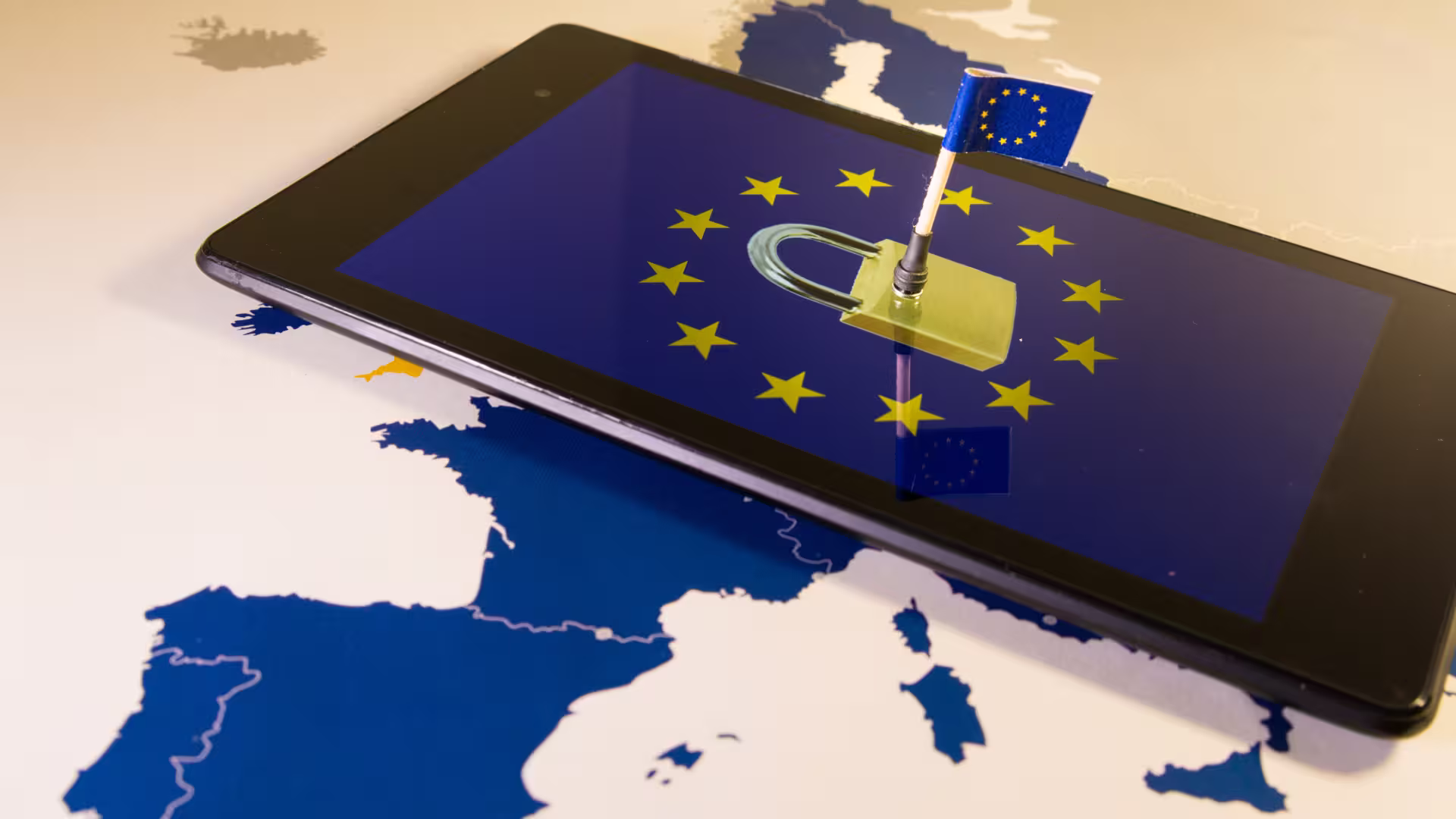 Eine Landkarte auf der ein Handy liegt mit einem Logo der DSGVO und einer EU-Flagge zur Beschreibung der Relevanz des Standorts
