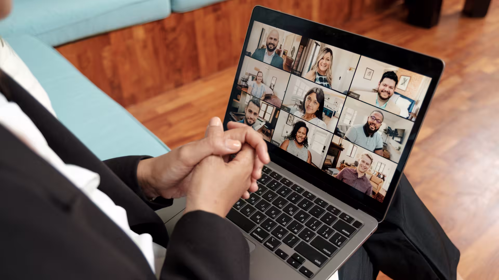 Online Meeting auf einem Laptop