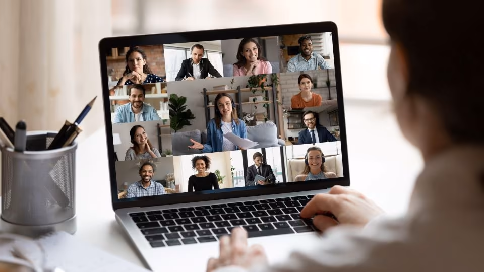 Fathom KI Transkription für Online Meetings