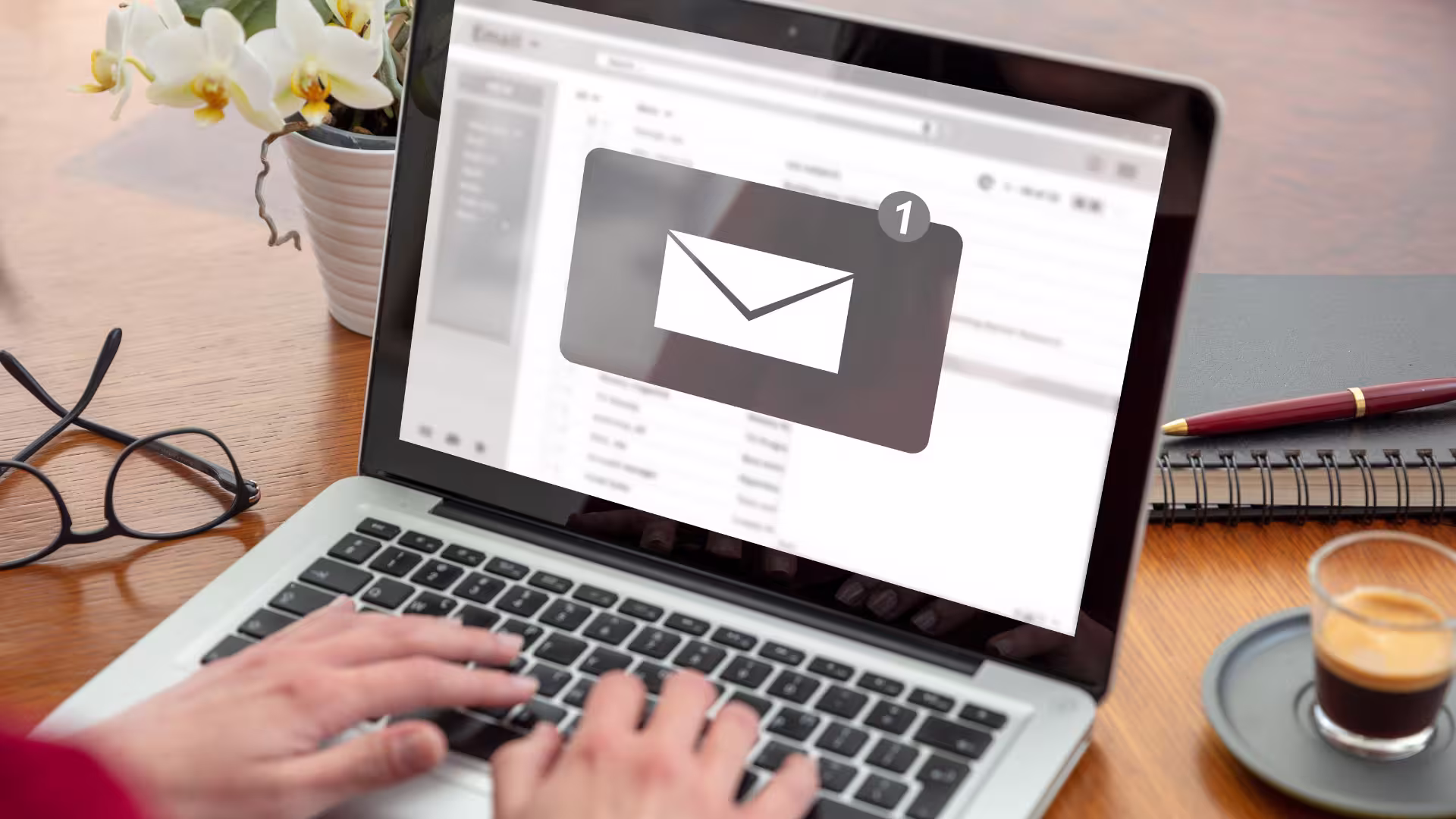 E-Mail  Zeichen auf einem Laptop