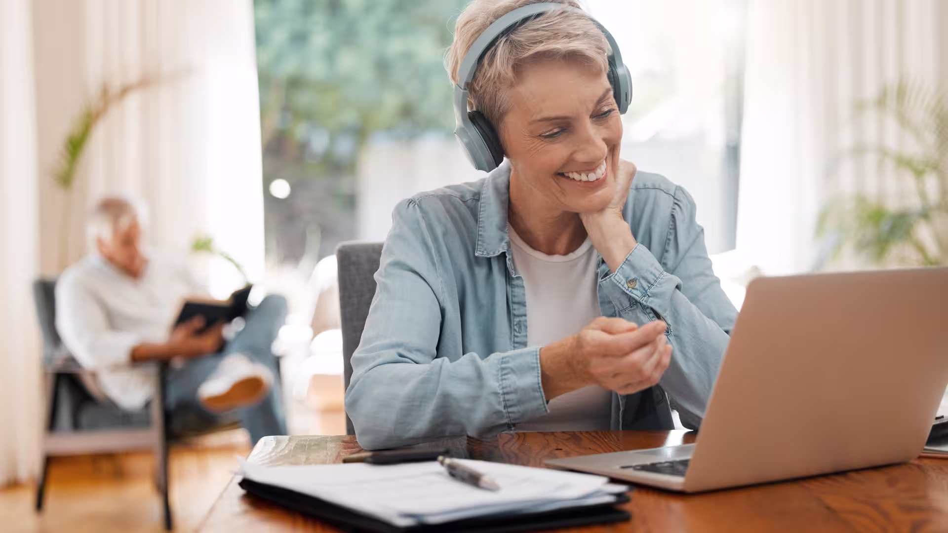 Zufriedene Frau in einem online Meeting