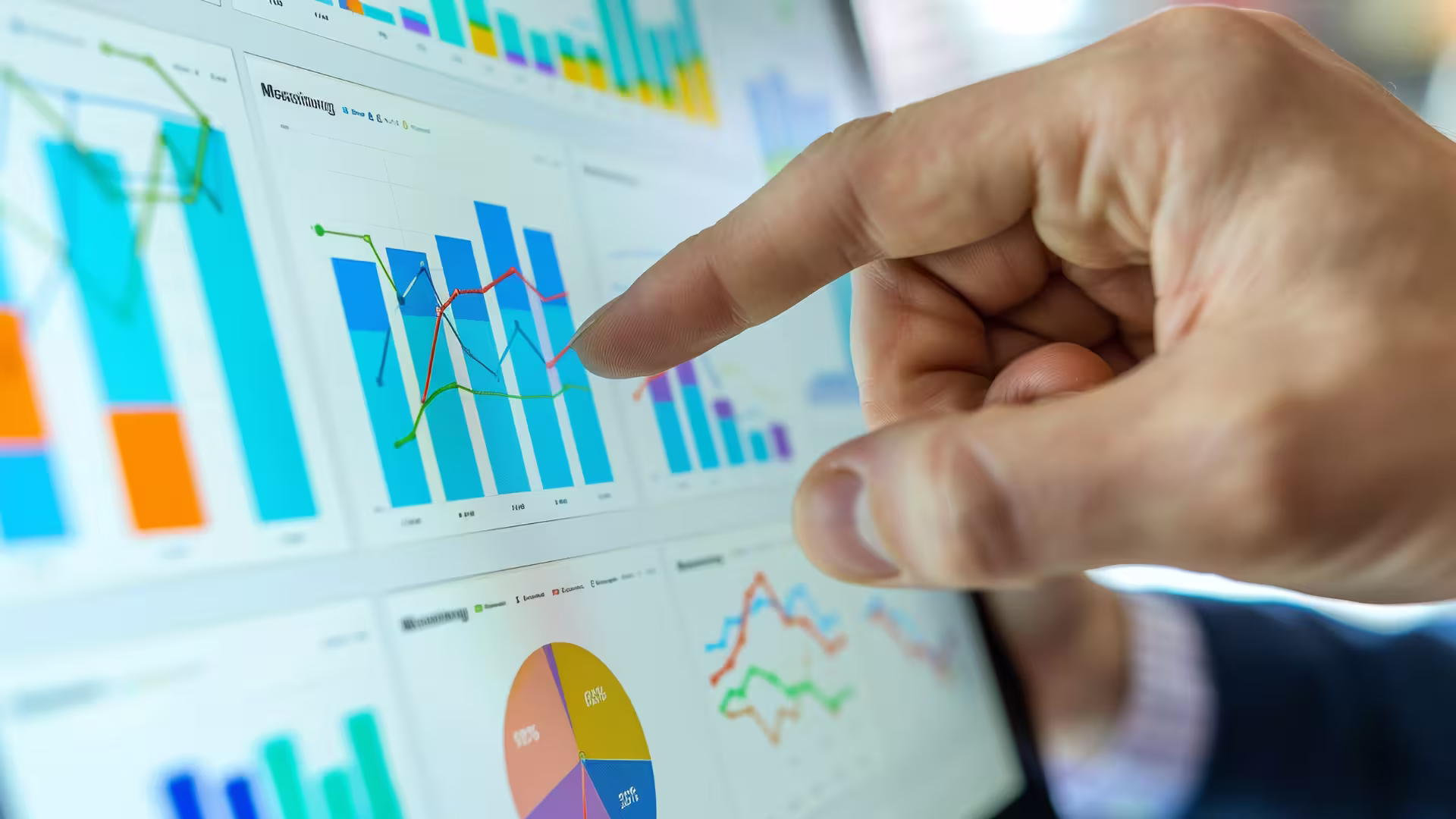 Finger zeigt auf KPI Dashboard auf dem Bldschirm