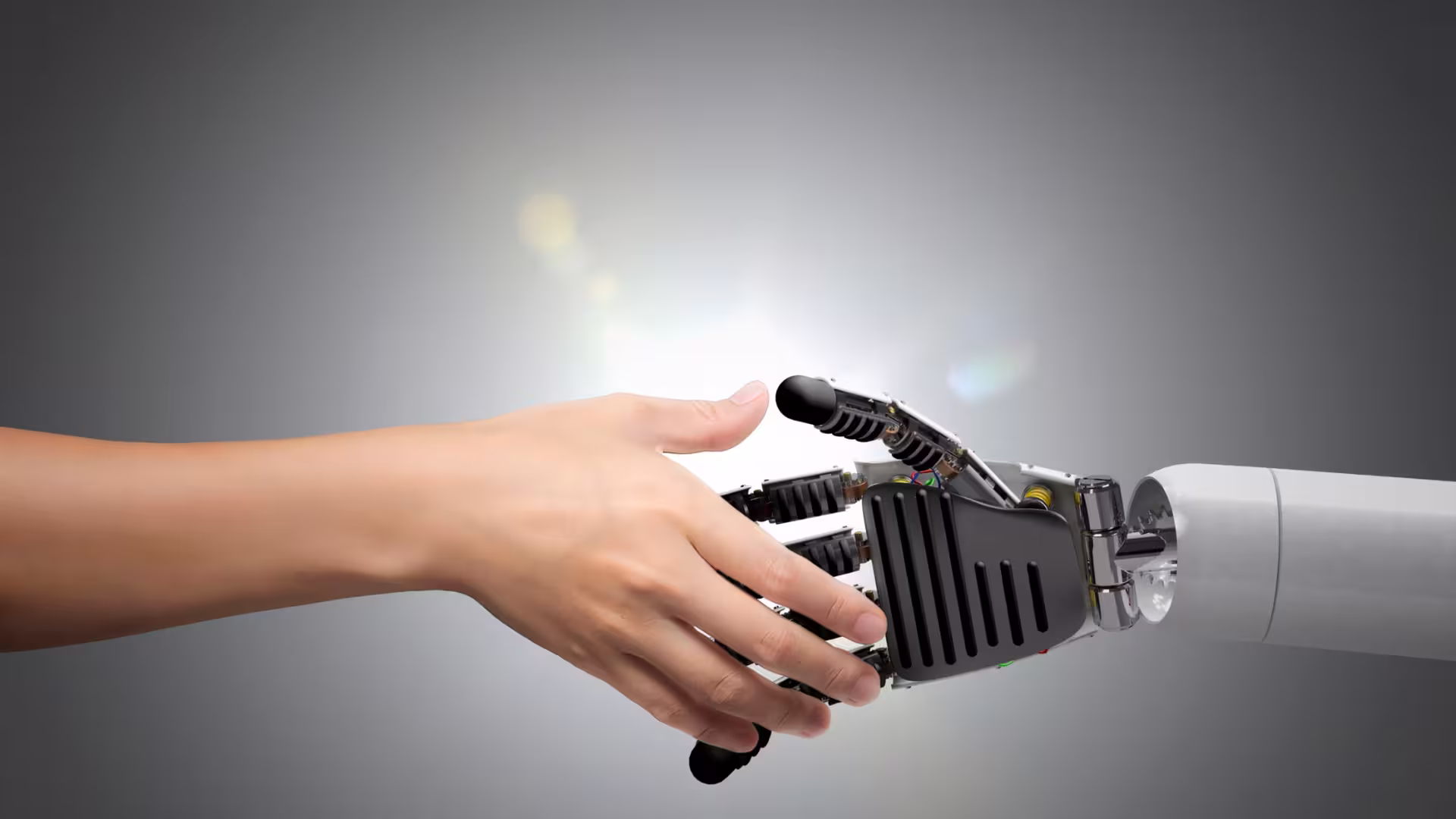 Mensch und Maschine geben sich die Hand