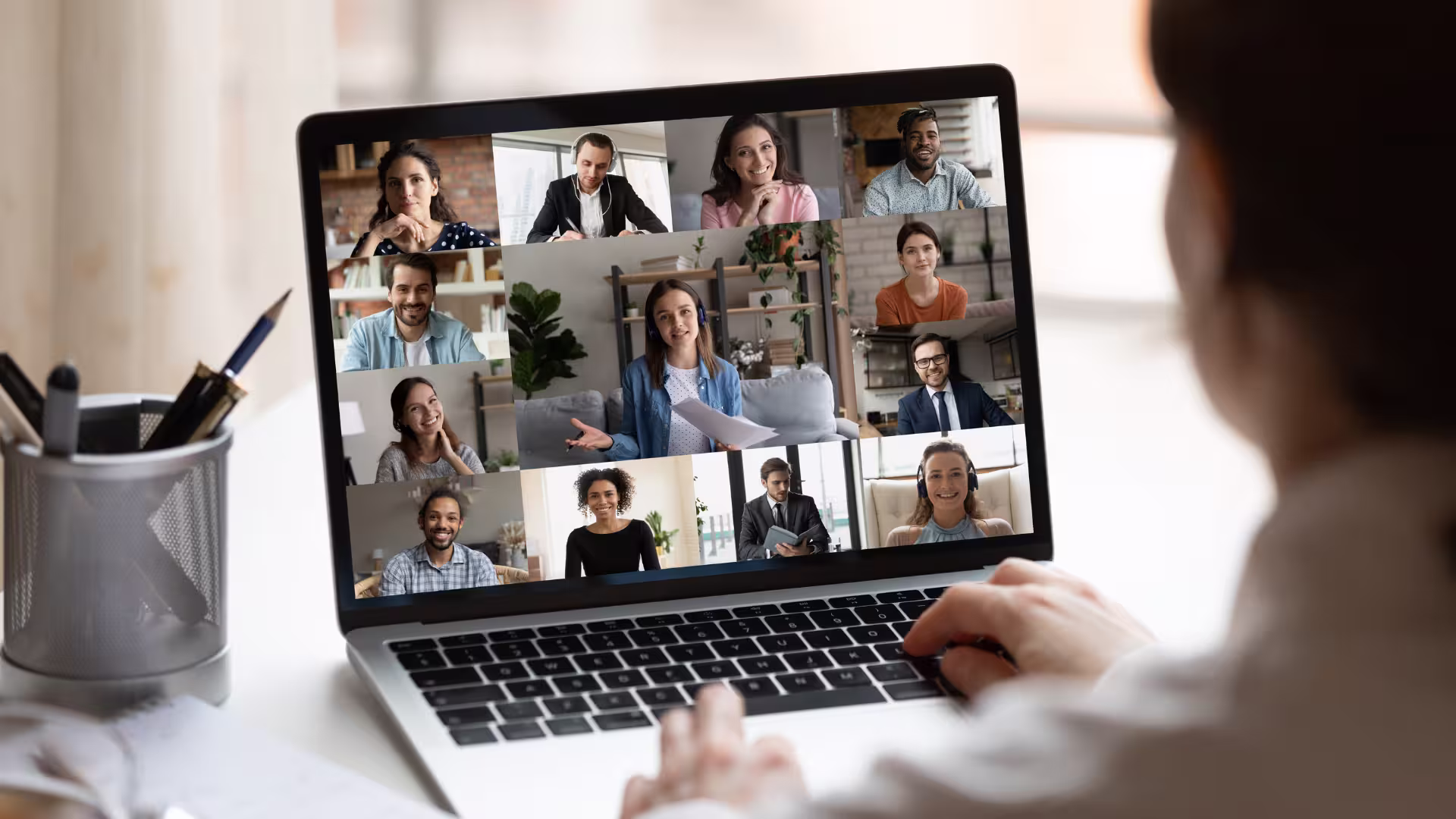 Frau im virtuellen Meeting