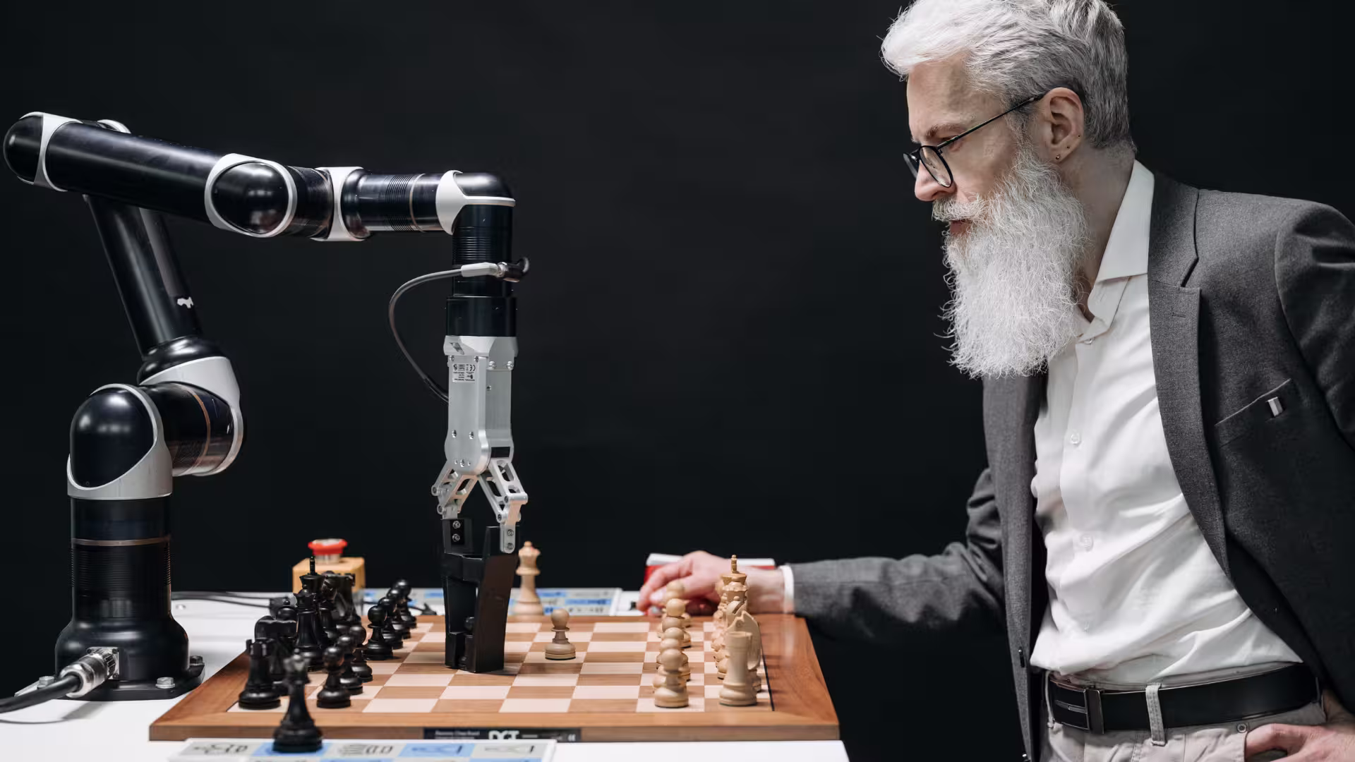 Mann spielt Schach mit Maschine als Veranschaulichung des Zusammenspiels zwischen Mensch und Maschine