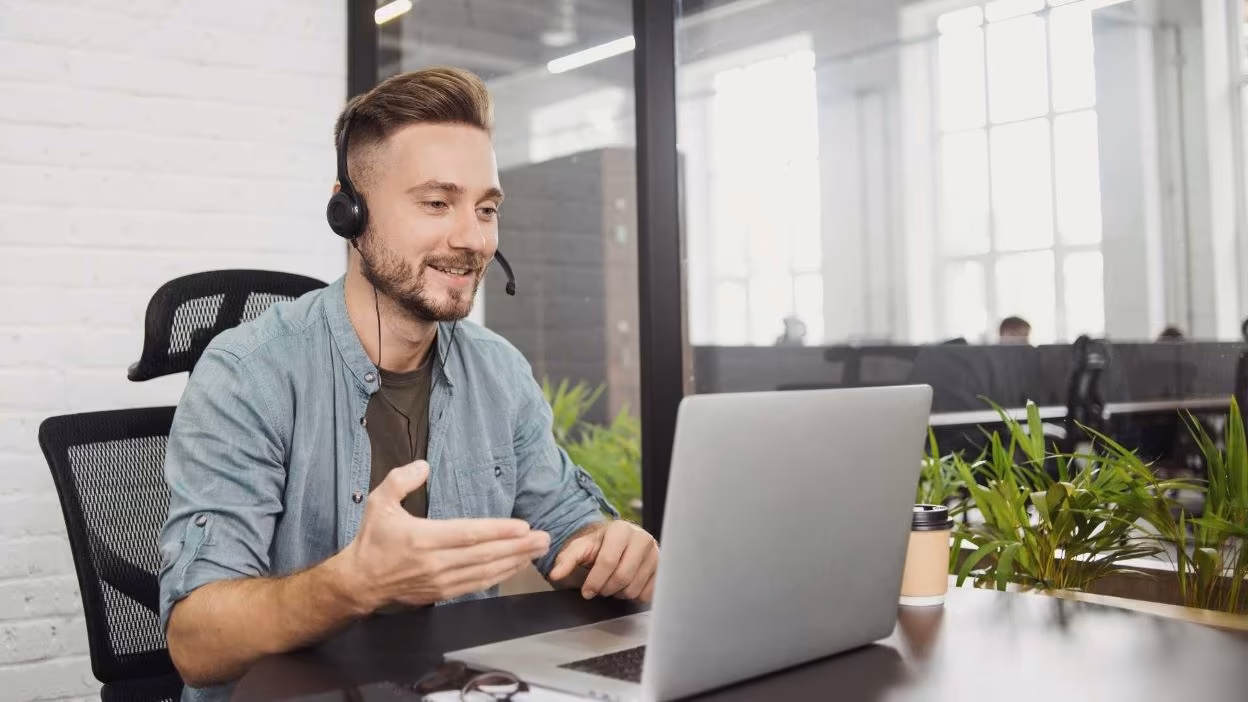 Online meeting with an AI meeting assistant